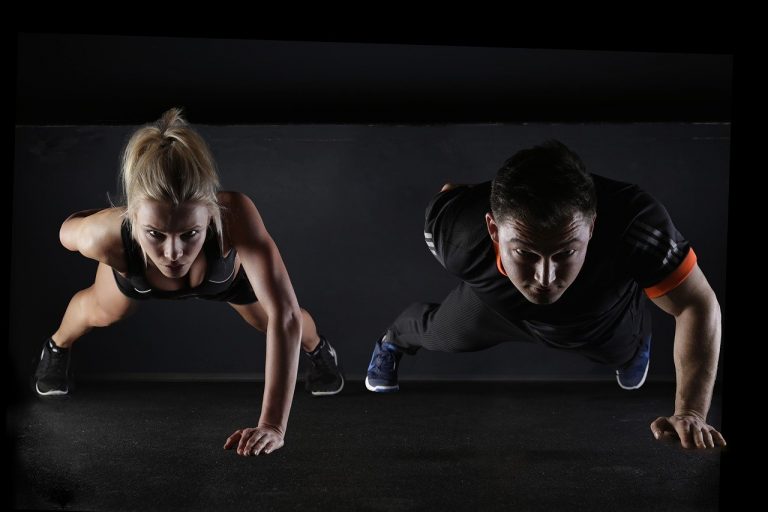 La musculation au poids de corps par un couple