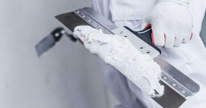 Rénovation des murs : Quels outils et types d’enduits utiliser pour des travaux d’enduits ?