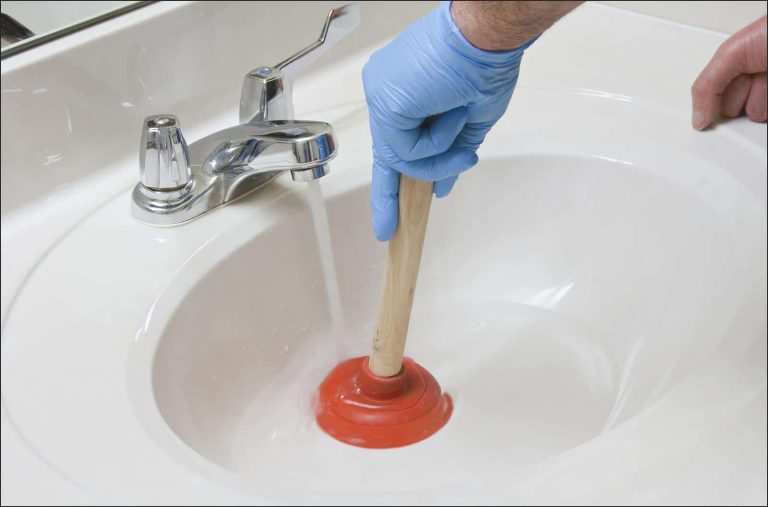 Comment déboucher un lavabo de salle de bain