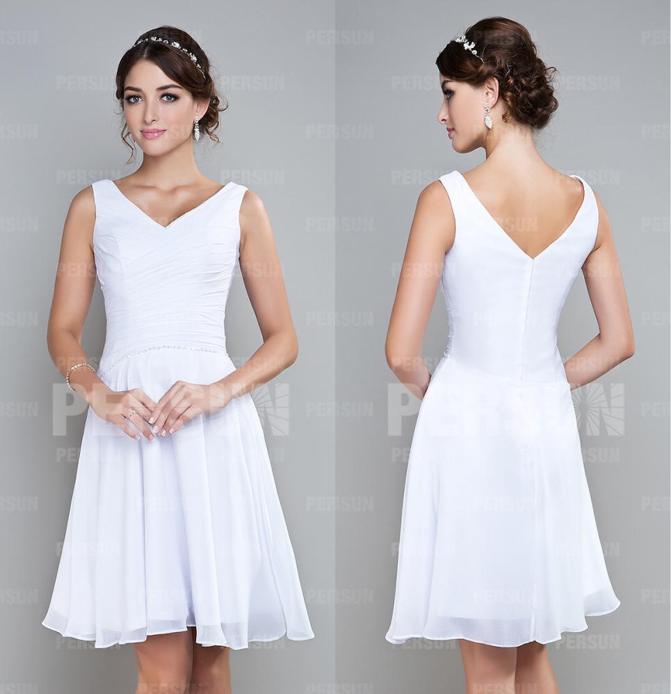 Petite robe blanche col V embellie de sequins & drapé

