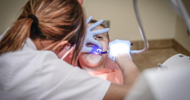 Quels sont les facteurs à considérer chez un dentiste de confiance ?