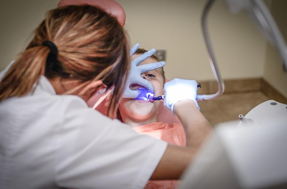 Quels sont les facteurs à considérer chez un dentiste de confiance ?