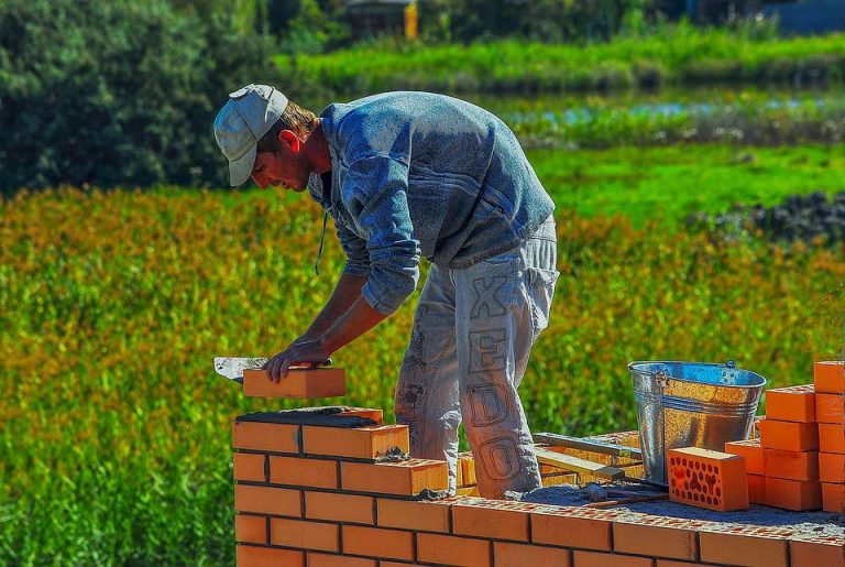 Solliciter l’expertise d’un maçon professionnel pour optimiser la finition de vos travaux d’intérieur et extérieur