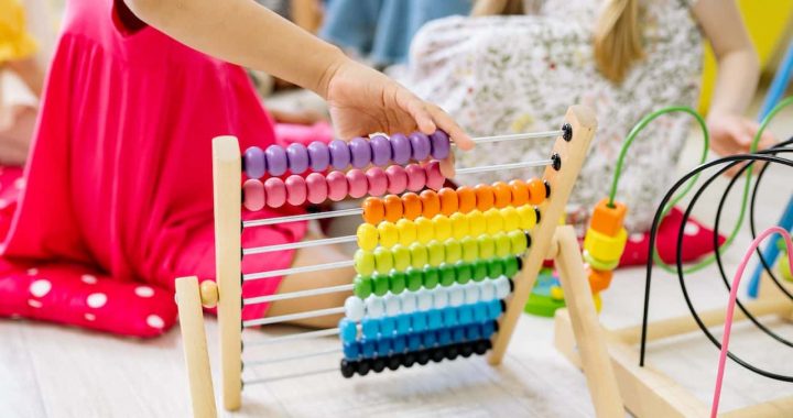 L’apprentissage par le jeu : la méthode Montessori pour la stimulation des capacités de l’enfant