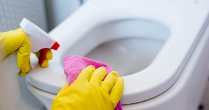 Des astuces de nettoyage qui peuvent endommager vos toilettes