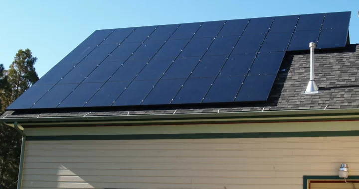 L’énergie verte sur un toit d’exception : les panneaux solaires sur toit en ardoises