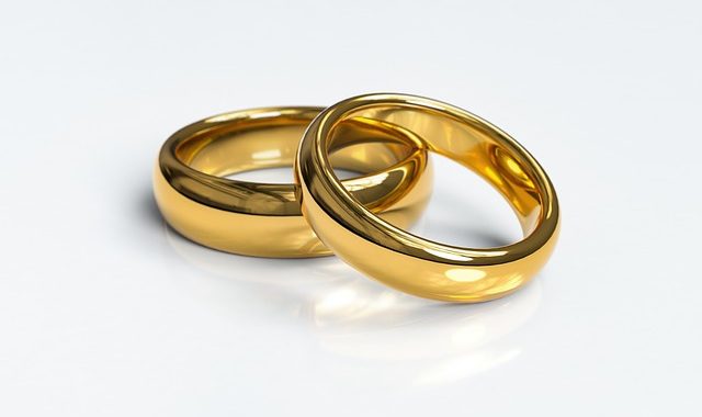 Naviguer dans le salon des alliances : Comment trouver la bague parfaite pour votre mariage