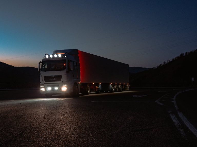 Aux Transporteurs Basques, pour la location de camion grue avec chauffeur