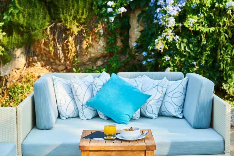 Pourquoi une housse est indispensable pour votre canapé